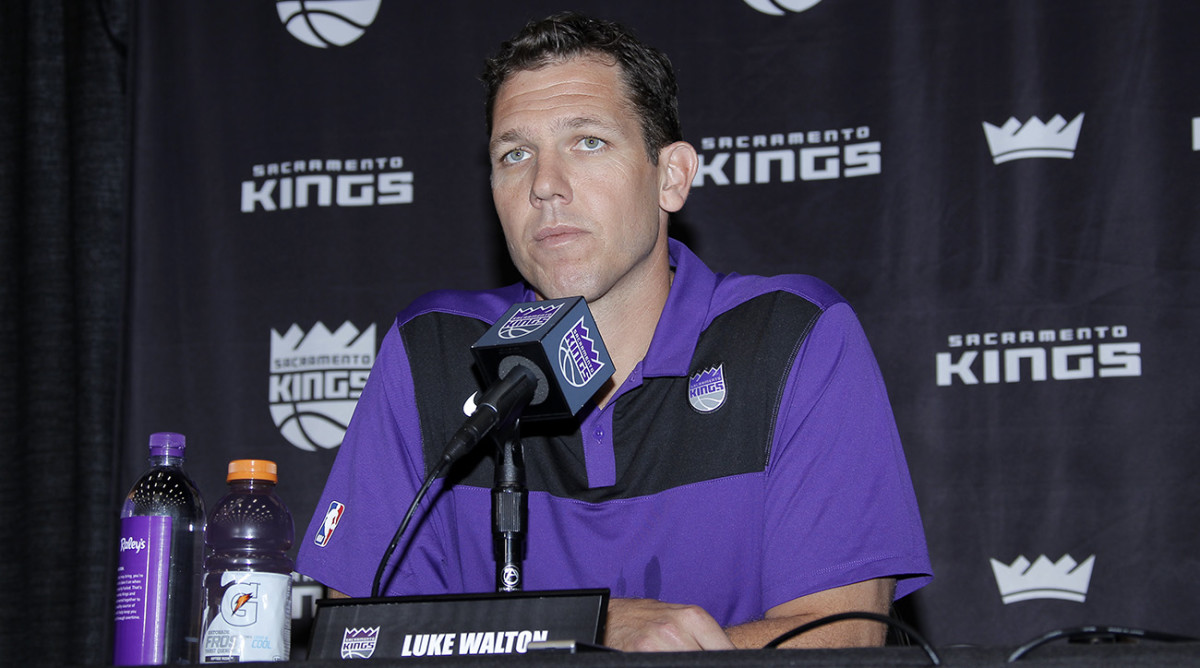 luke_walton_sitting_at_kings_press_conference.jpg