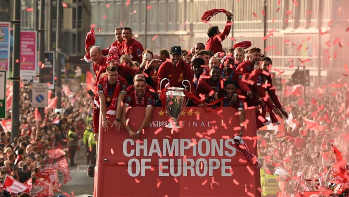 topshot-fbl-eur-c1-eng-liverpool-trophy-parade-5d7f9346cbf9f78931000004.jpg