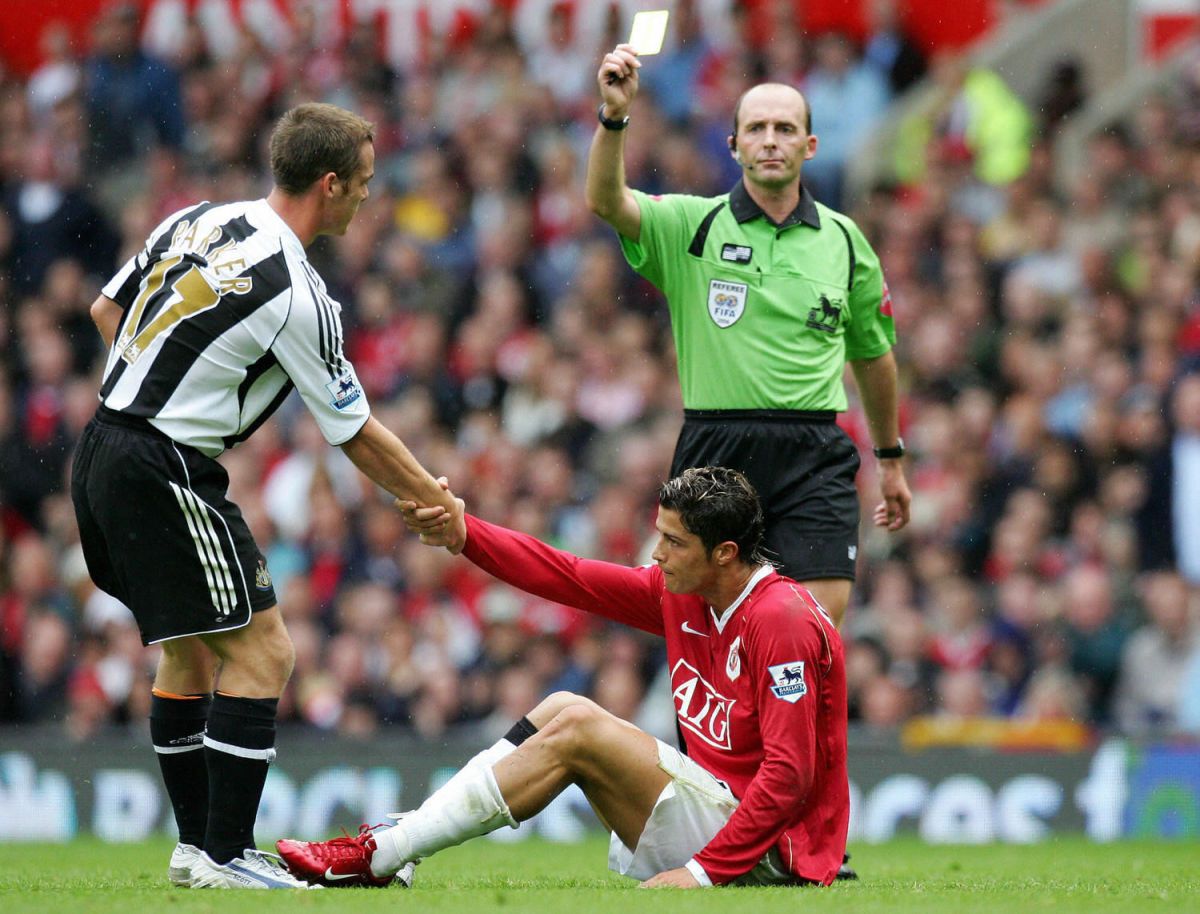 referee-mike-dean-cautions-newcastle-uni-5c9284bb92243baa71000001.jpg