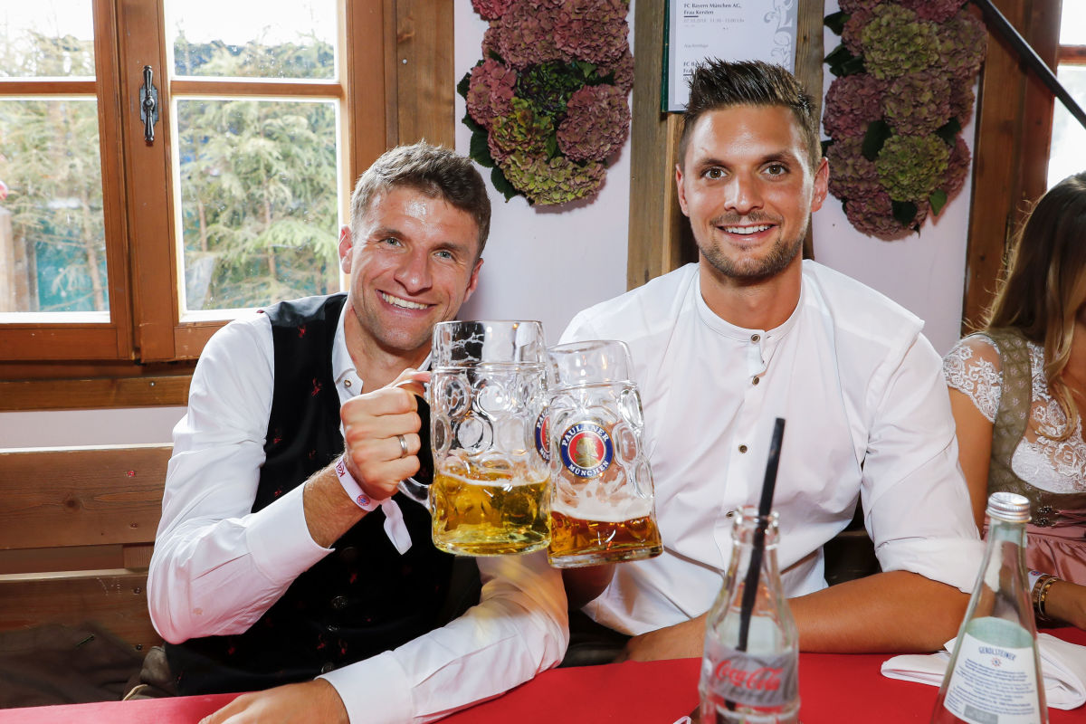 fc-bayern-muenchen-attends-oktoberfest-2018-5cfac60056903375d6000001.jpg