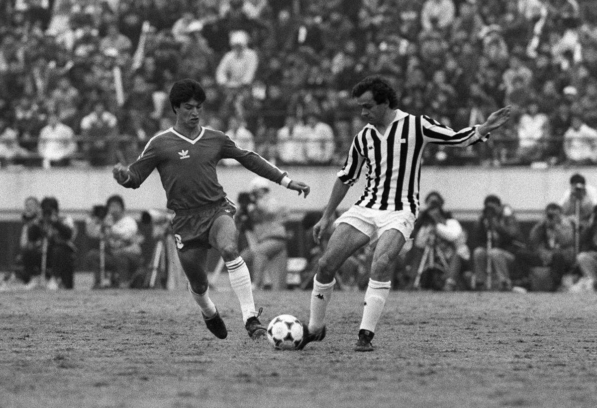 michel-platini-r-of-juventus-is-fighti-5d51832e52e35fade9000002.jpg