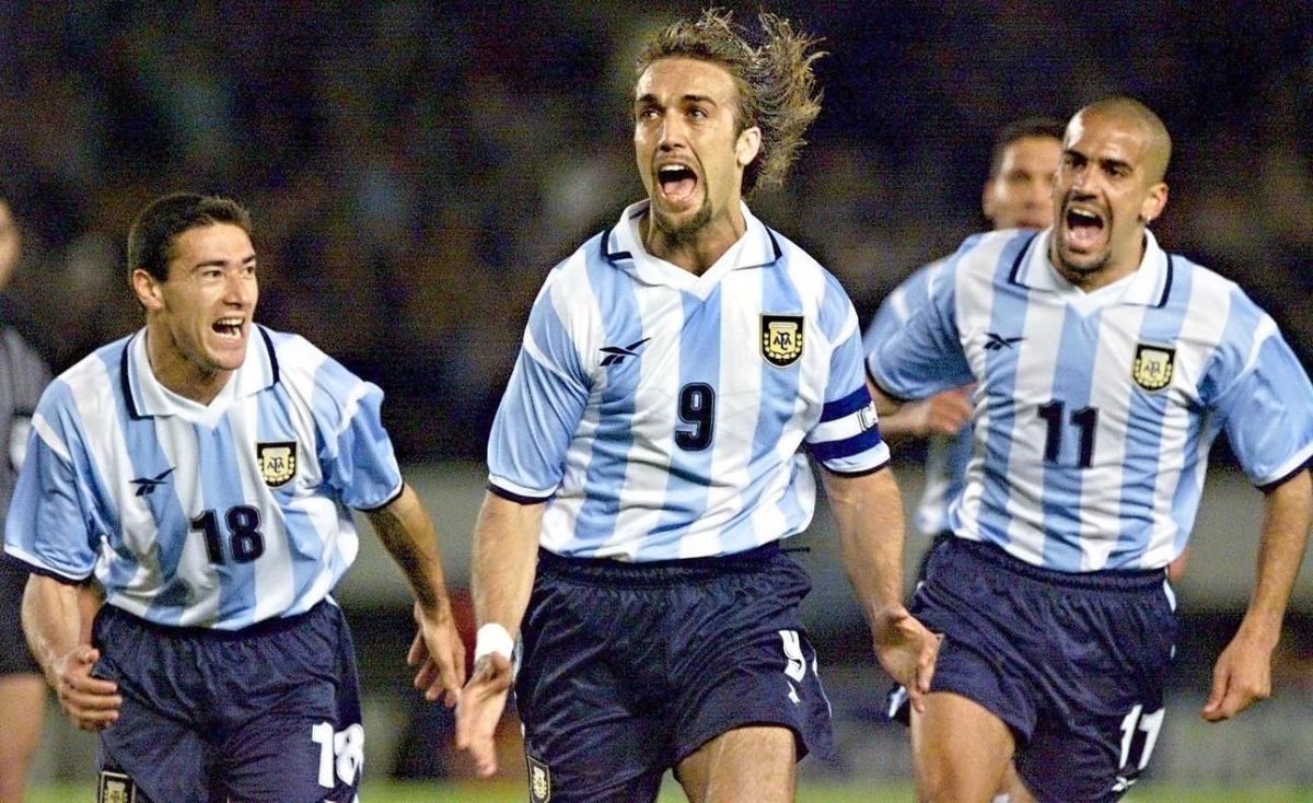gabriel-batistuta-c-celebrates-the-first-goal-fo-5cfd610d569033f6c2000001.jpg