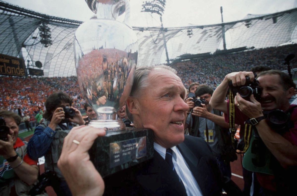 rinus-michels-europameister-1988-5d54015eb009d6e5a5000001.jpg