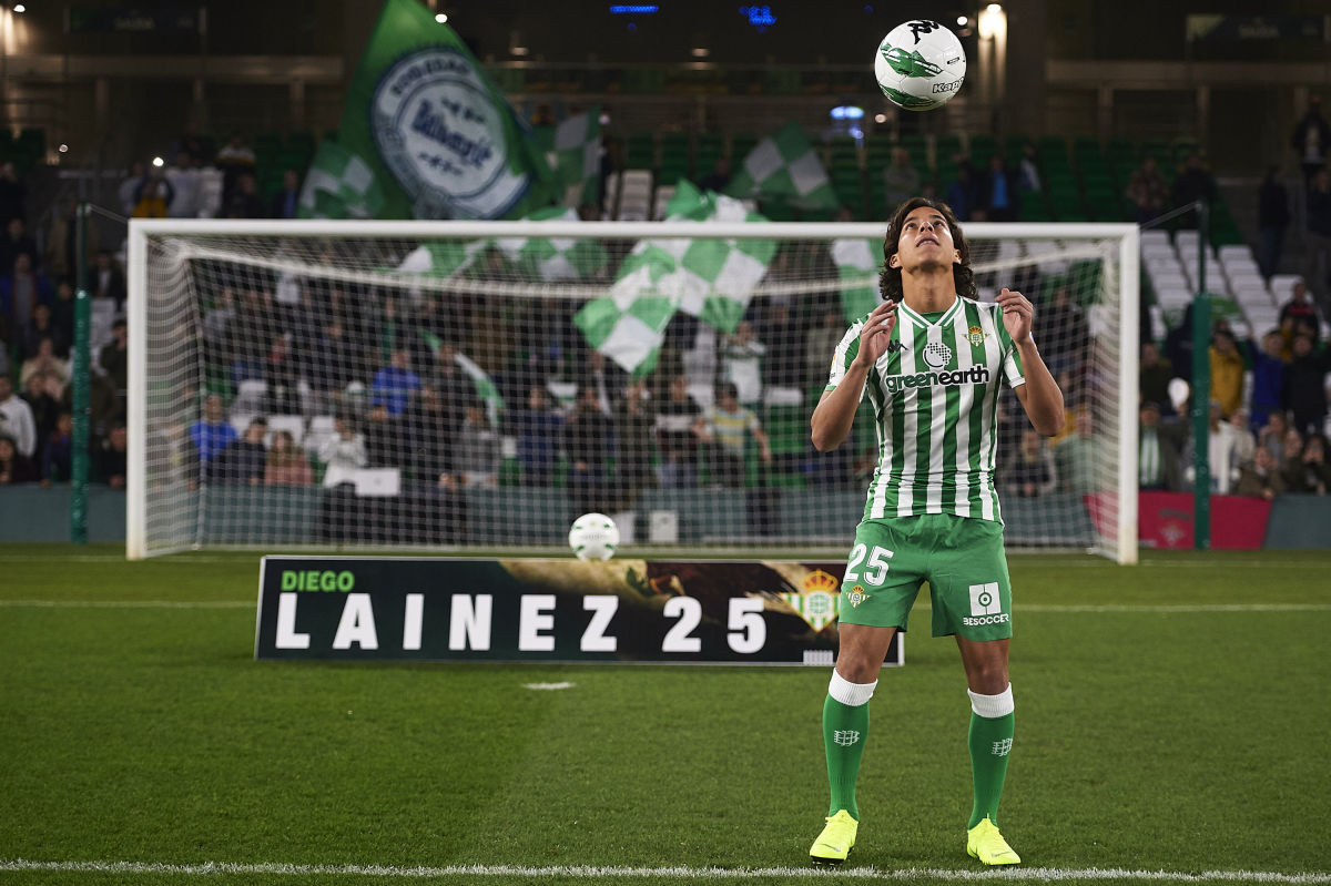 real-betis-unveil-new-signing-diego-lainez-5c3f0c50fbf38400a1000001.jpg
