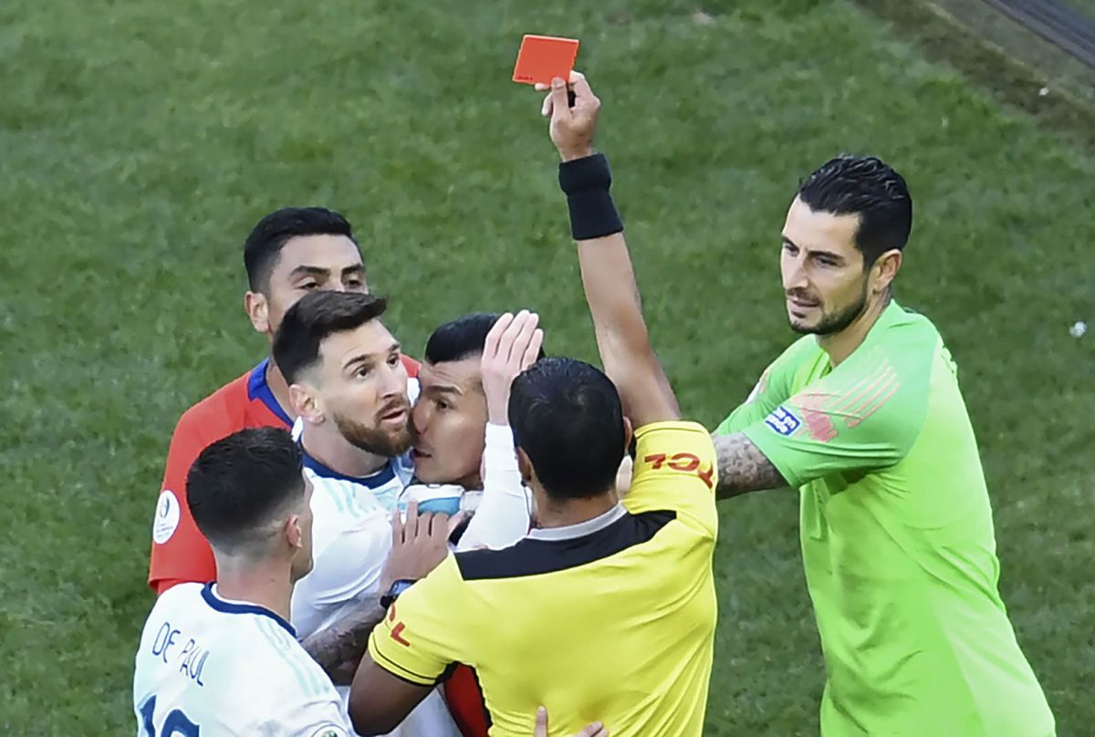 topshot-fbl-copa-america-2019-arg-chi-5d32746fd059d66698000001.jpg
