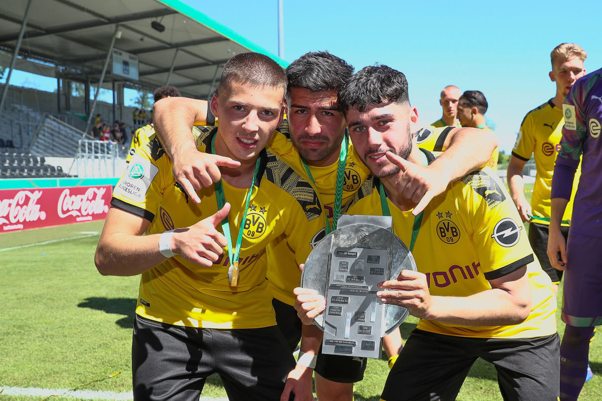 vfb-stuttgart-u19-v-borussia-dortmund-u19-a-juniors-german-championship-final-5d36d8b62c3b67975d000001.jpg
