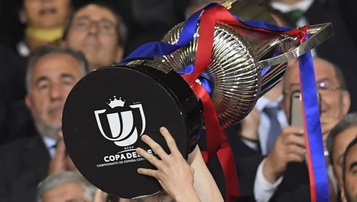 fbl-esp-cup-barcelona-sevilla-trophy-5cadb282192e05e80f00002b.jpg