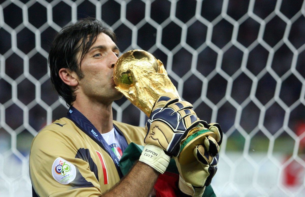 italian-goalkeeper-gianluigi-buffon-kiss-5d247106146a1ada9400001f.jpg