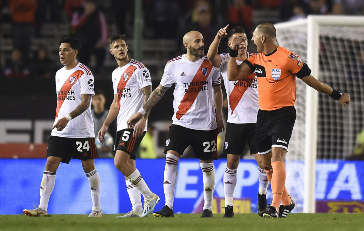 river-plate-v-talleres-superliga-2019-20-5d631aea55aa318ee9000001.jpg