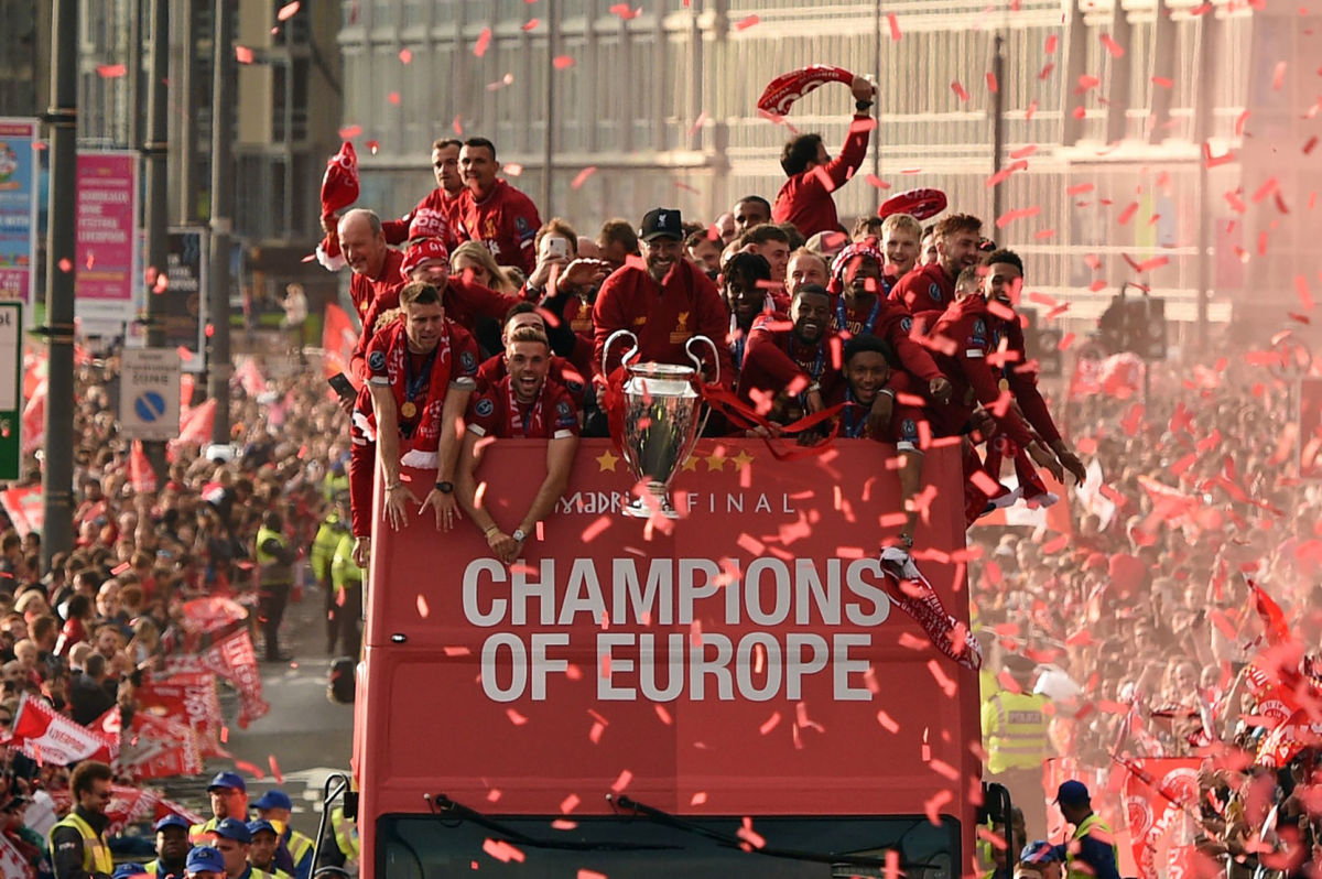 topshot-fbl-eur-c1-eng-liverpool-trophy-parade-5d47f18977efd8e01c000001.jpg