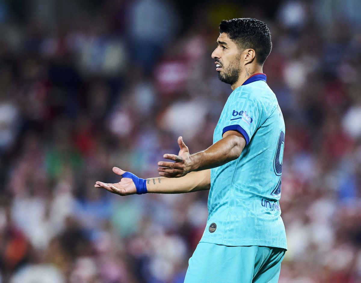 granada-cf-v-fc-barcelona-la-liga-5d8b2cdb24574b9389000018.jpg