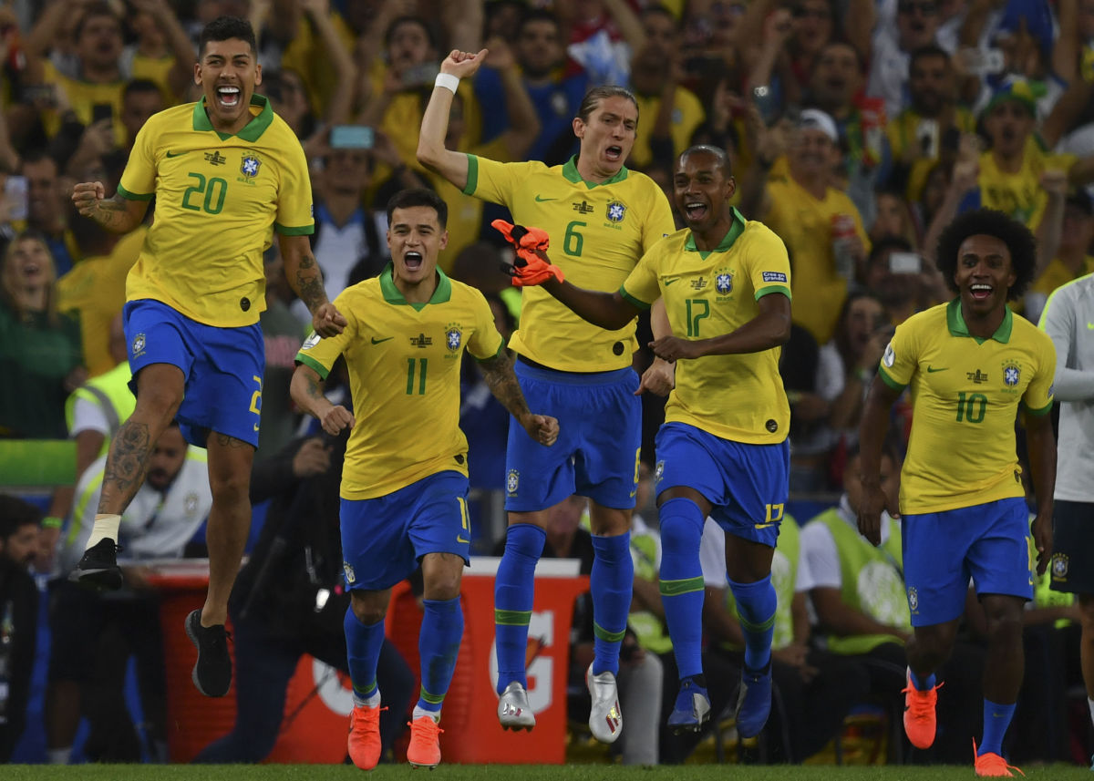 topshot-fbl-copa-america-2019-bra-per-trophy-5d64f2a155aa31df5b000001.jpg