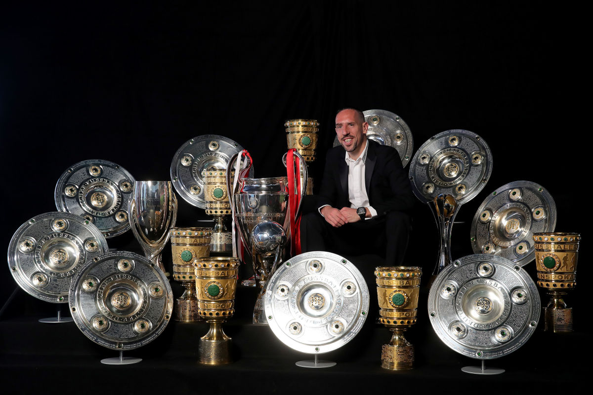 arjen-robben-and-franck-ribery-hand-over-championship-and-dfb-cup-trophy-to-fcb-erlebniswelt-5d5db46922daf47099000004.jpg