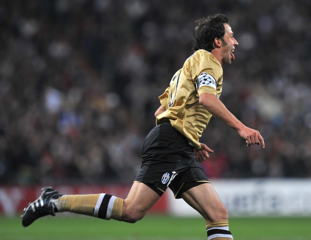 juventus-s-alessandro-del-piero-celebrat-5c98f3d2fe3aabc1fa000001.jpg