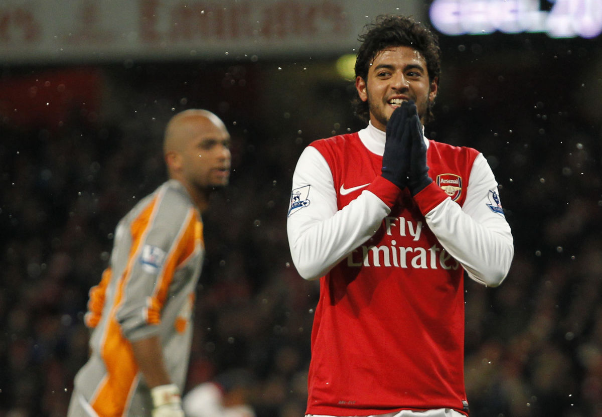 arsenal-s-carlos-vela-gestures-after-see-5c4452acdeb6eeb967000001.jpg