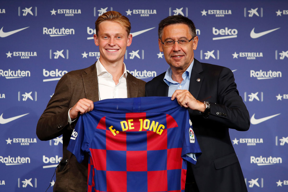 fc-barcelona-unveil-new-player-frenkie-de-jong-5d29a31d3f83cf61b9000001.jpg