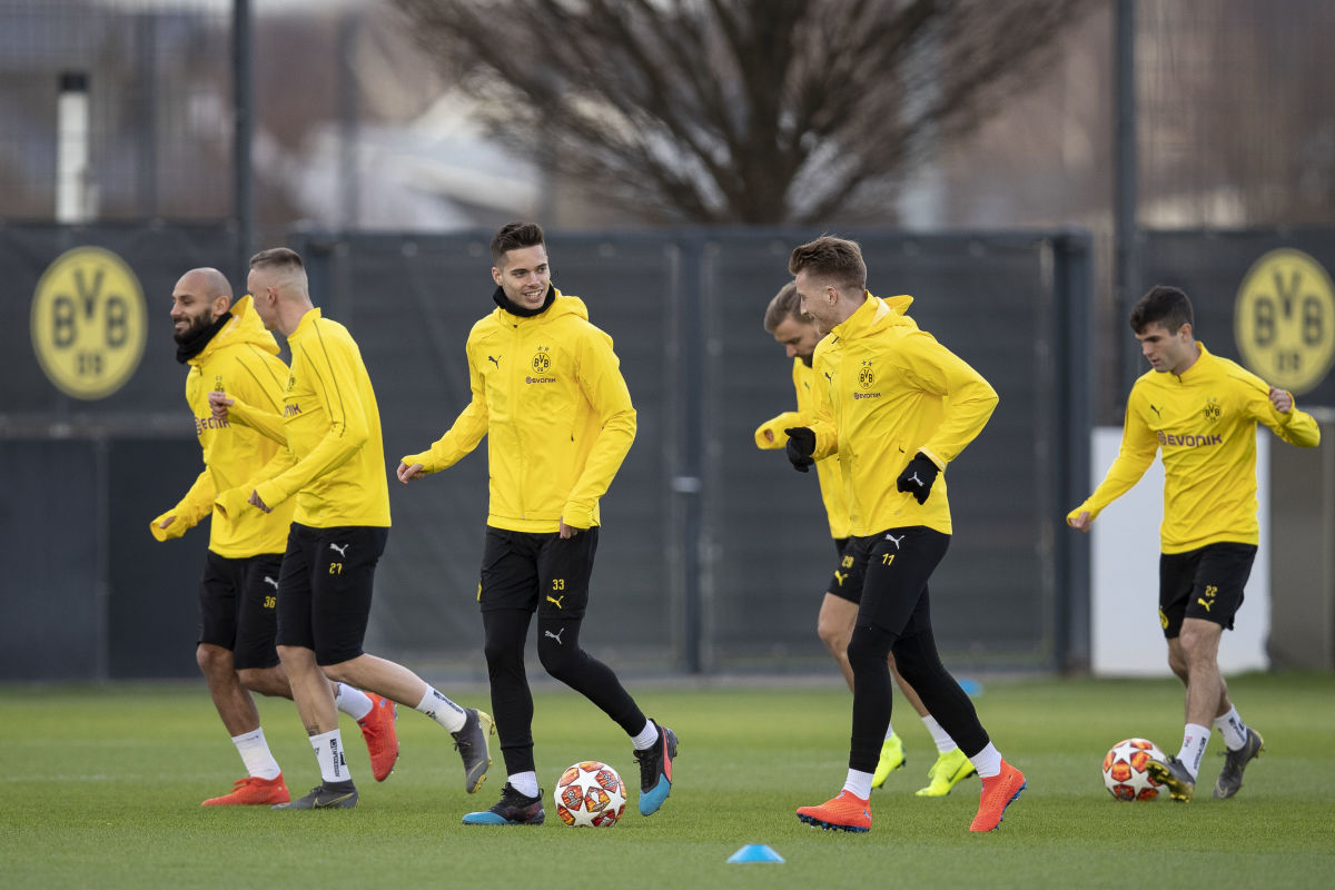 borussia-dortmund-training-and-press-conference-5c7e43540623fbe08e000003.jpg