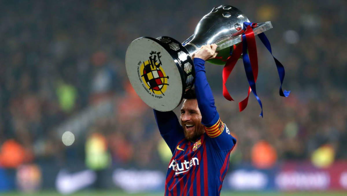 Lionel messi lifting the 2018/19 champions league trophy for barcelona  against tottenham