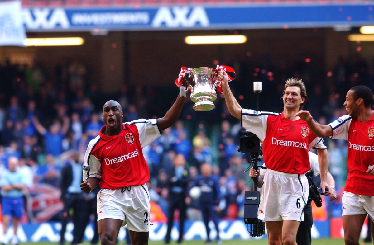 sol-campbell-and-tony-adams-of-arsenal-5d2364c7cbdf714fe6000003.jpg