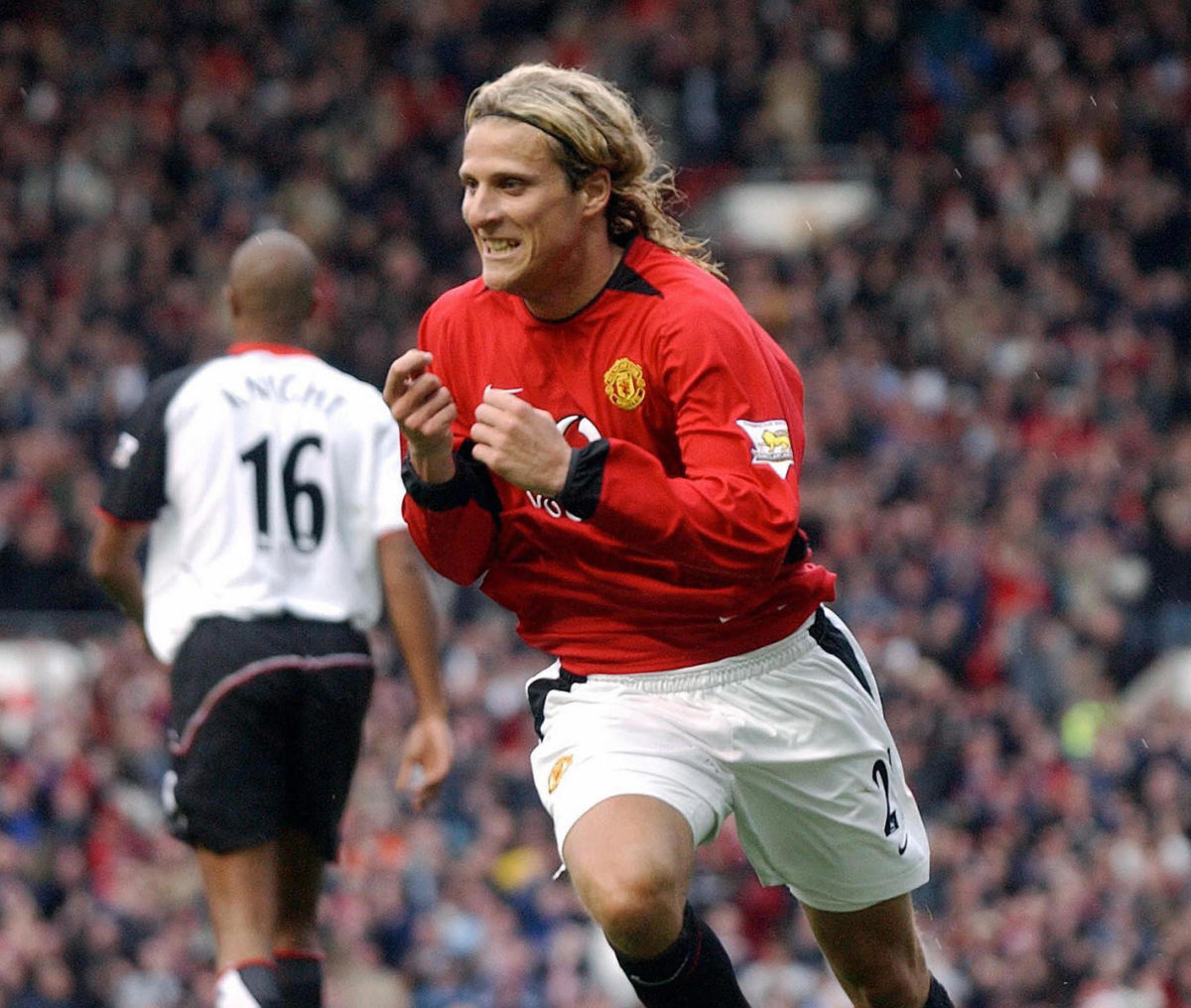 manchester-united-s-diego-forlan-celebra-5d4ab57347749351fd000003.jpg