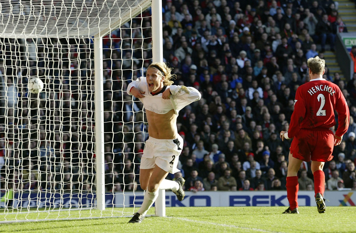 diego-forlan-of-manchester-united-celebrates-scoring-the-first-goal-of-the-match-5d4ac58872ceb86ffe000003.jpg