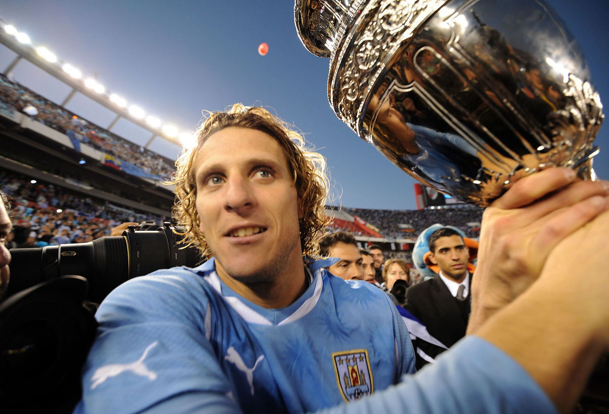 uruguay-s-diego-forlan-holds-the-copa-am-5d4ab733f15ad57ef0000016.jpg
