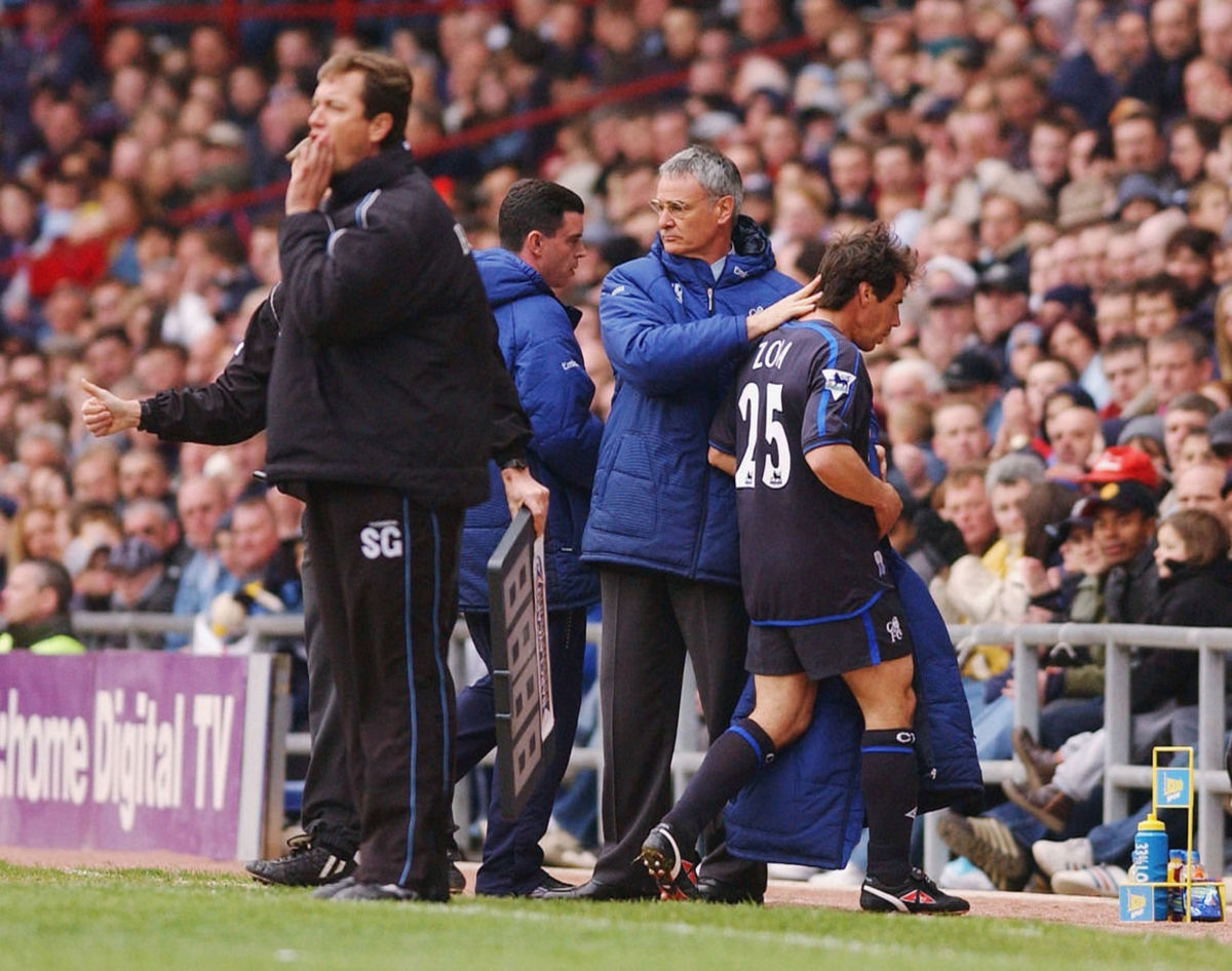 chelsea-manager-claudio-ranieri-consoles-gianfranco-zola-after-being-substituted-5d00ea3cc0420bdf11000001.jpg