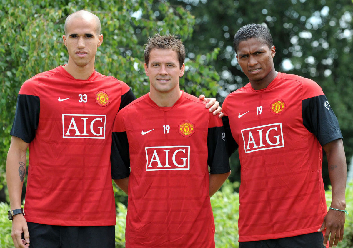 manchester-united-s-new-signings-pose-fo-5d44466fade6af63b1000001.jpg