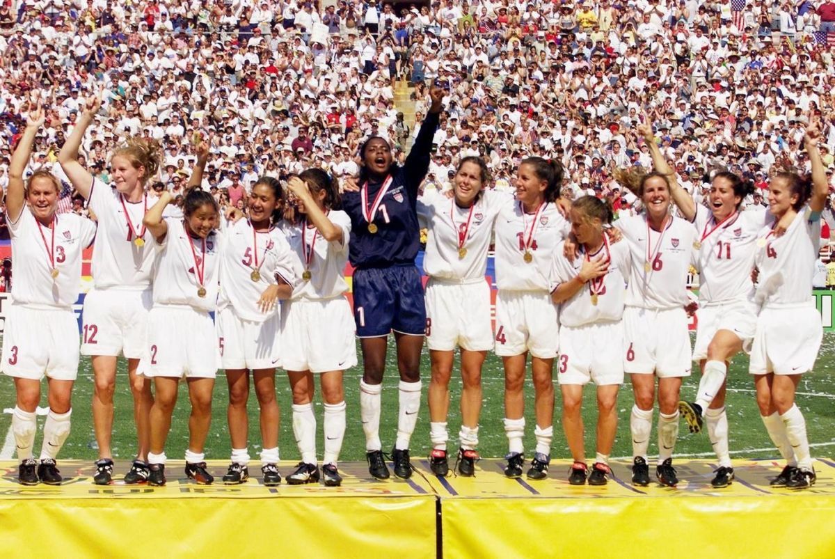 the-us-women-s-soccer-team-show-off-their-gold-med-5cb5c0d36f10e91101000003.jpg