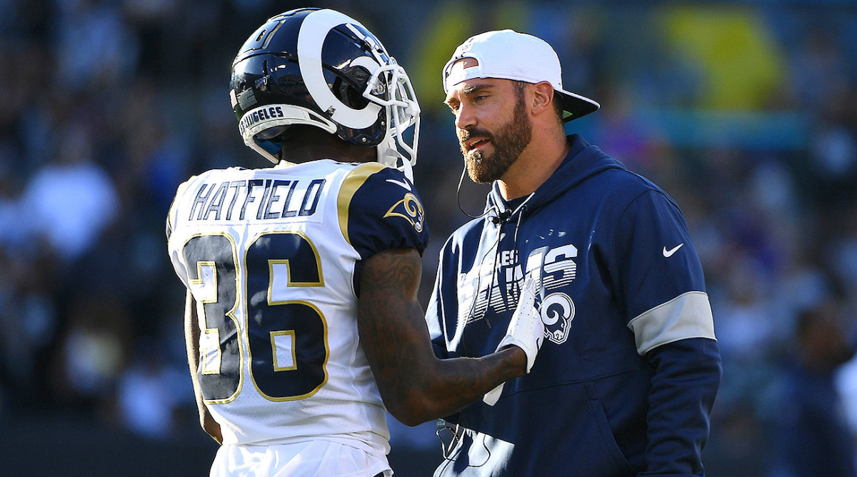 Eric Weddle talks with Dominique Hatfield during the Rams' preseason game.