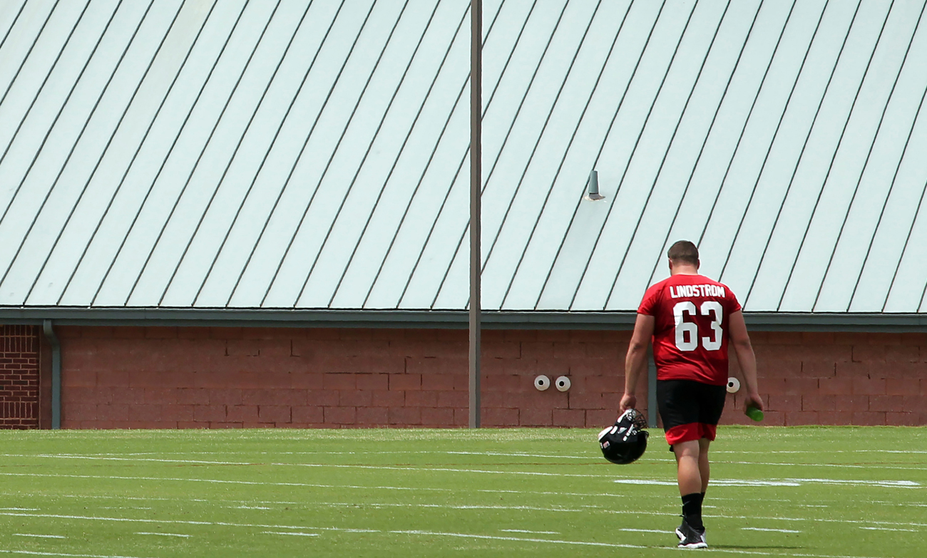 falcons-rookie-camp-lindstrom-walkoff.jpg