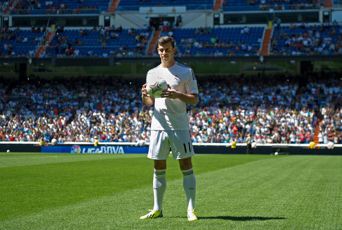 gareth-bale-officially-unveiled-at-real-madrid-5c45af470a8e671a57000003.jpg