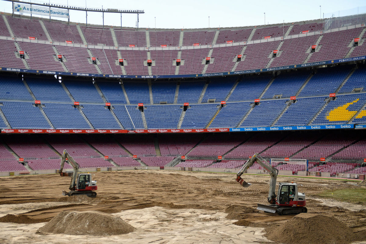 pitch-replacement-at-the-camp-nou-5d36d5dcb75ba5539f000011.jpg