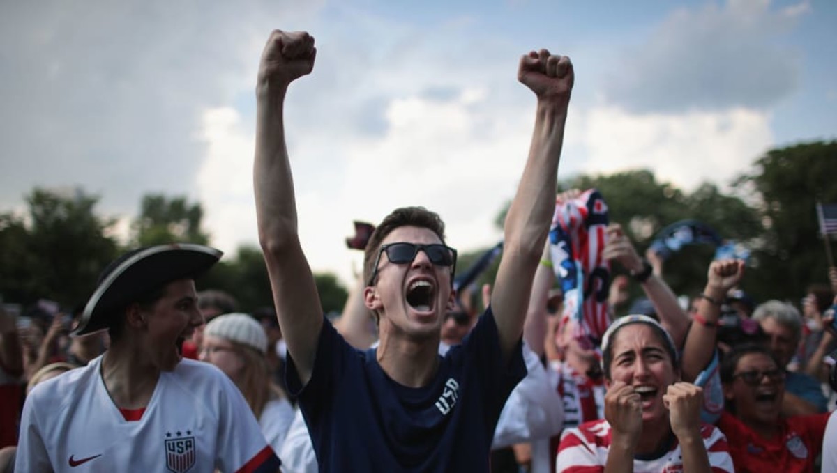 fans-in-chicago-watch-usa-beat-england-to-advance-to-the-women-s-world-cup-final-5d1d47752a492fa7e6000002.jpg