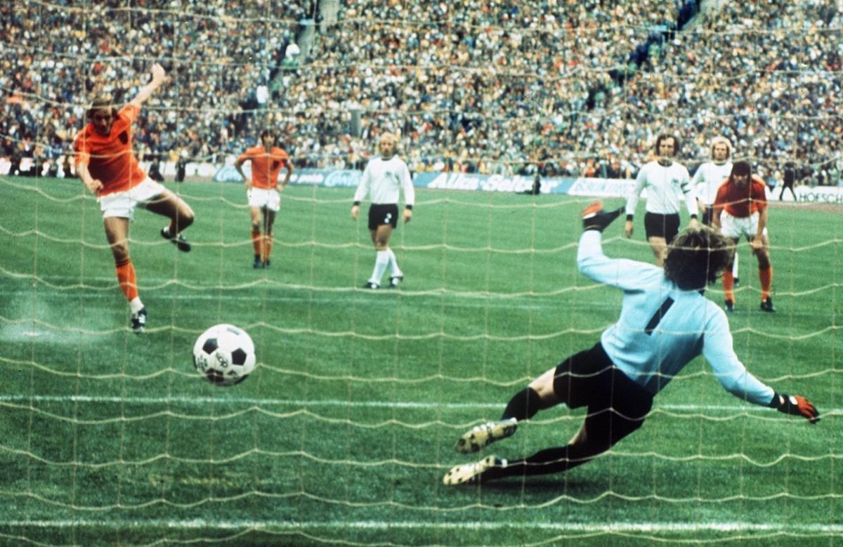 dutch-midfielder-johan-neeskens-scores-t-5d496316c04015f118000001.jpg