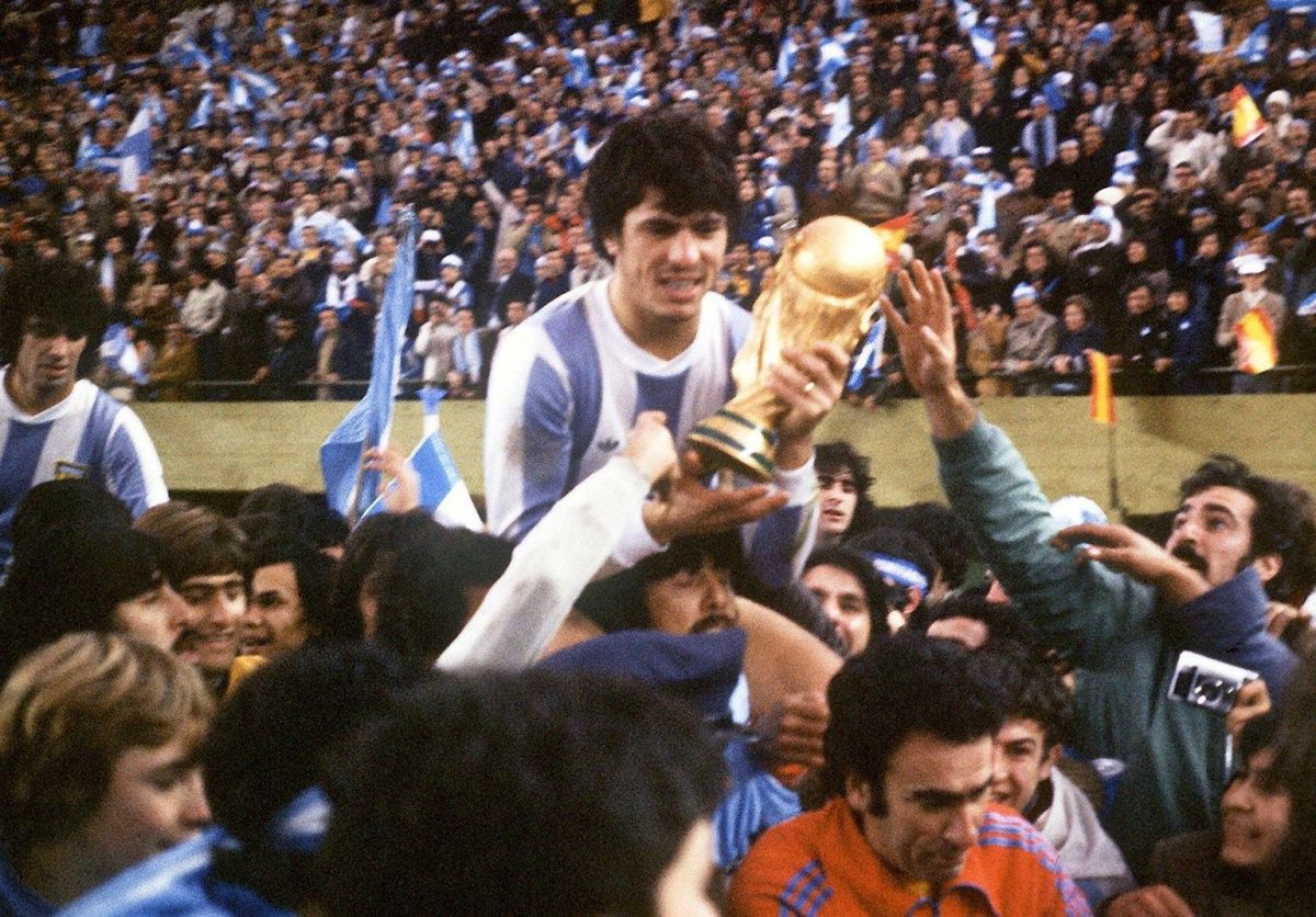 world-cup-1978-arg-passarella-trophy-5d1d398eaa1cbcdd31000001.jpg