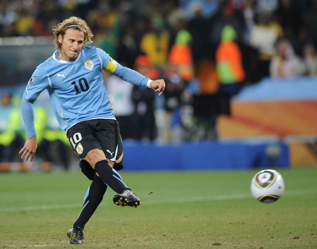 uruguay-s-striker-diego-forlan-scores-a-5d1cc18a2a492fca38000002.jpg