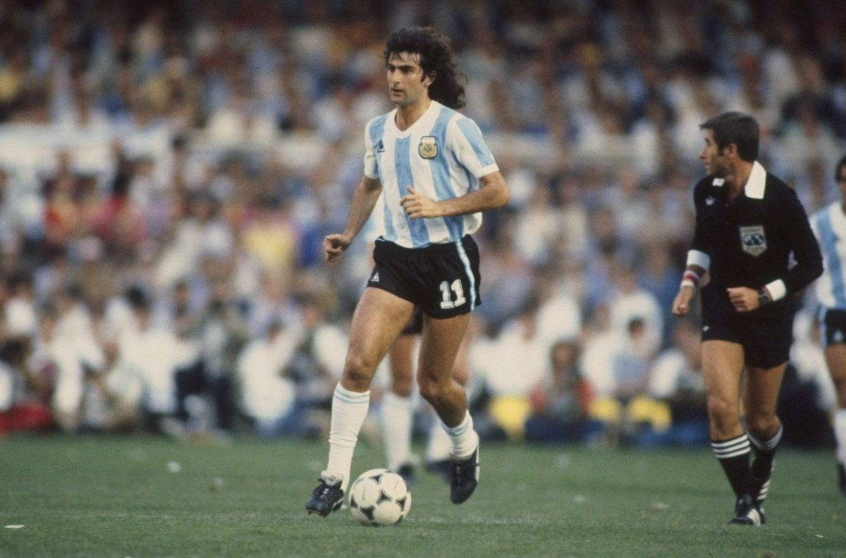 mario-kempes-of-argentina-in-action-5d1d3df62a492fc820000001.jpg