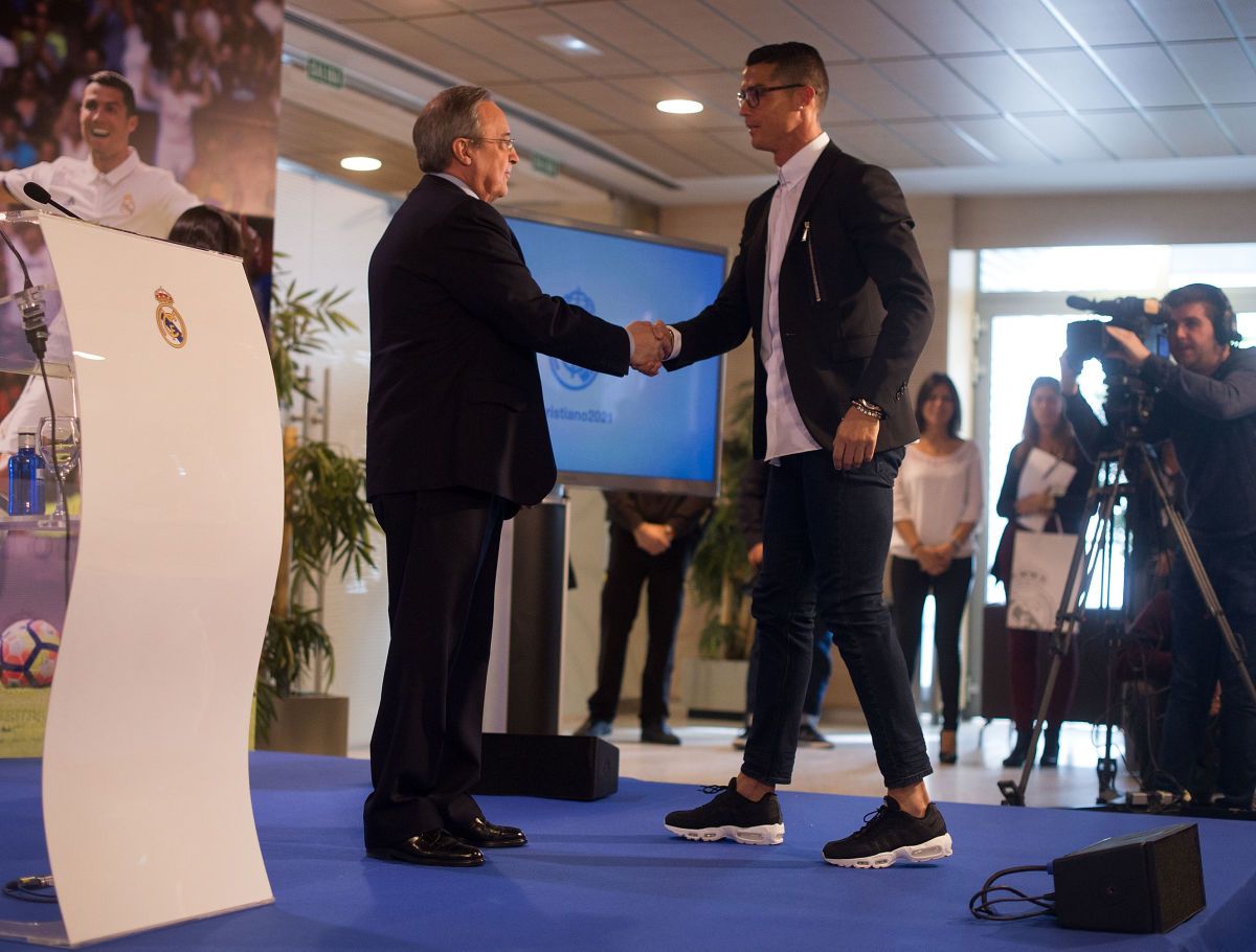 cristiano-ronaldo-signs-new-contract-at-real-madrid-5b0d03d8f7b09d3da3000001.jpg