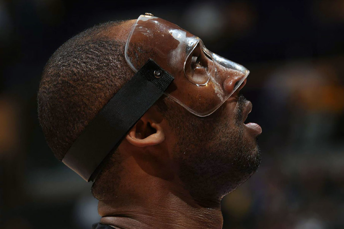 2012-0304-Kobe-Bryant-mask-opy2-286903.jpg