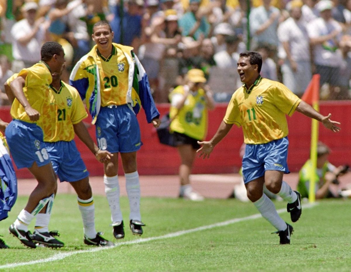 brazilian-forward-romario-runs-towards-his-teammat-5af5a5ca73f36c6b8c000003.jpg