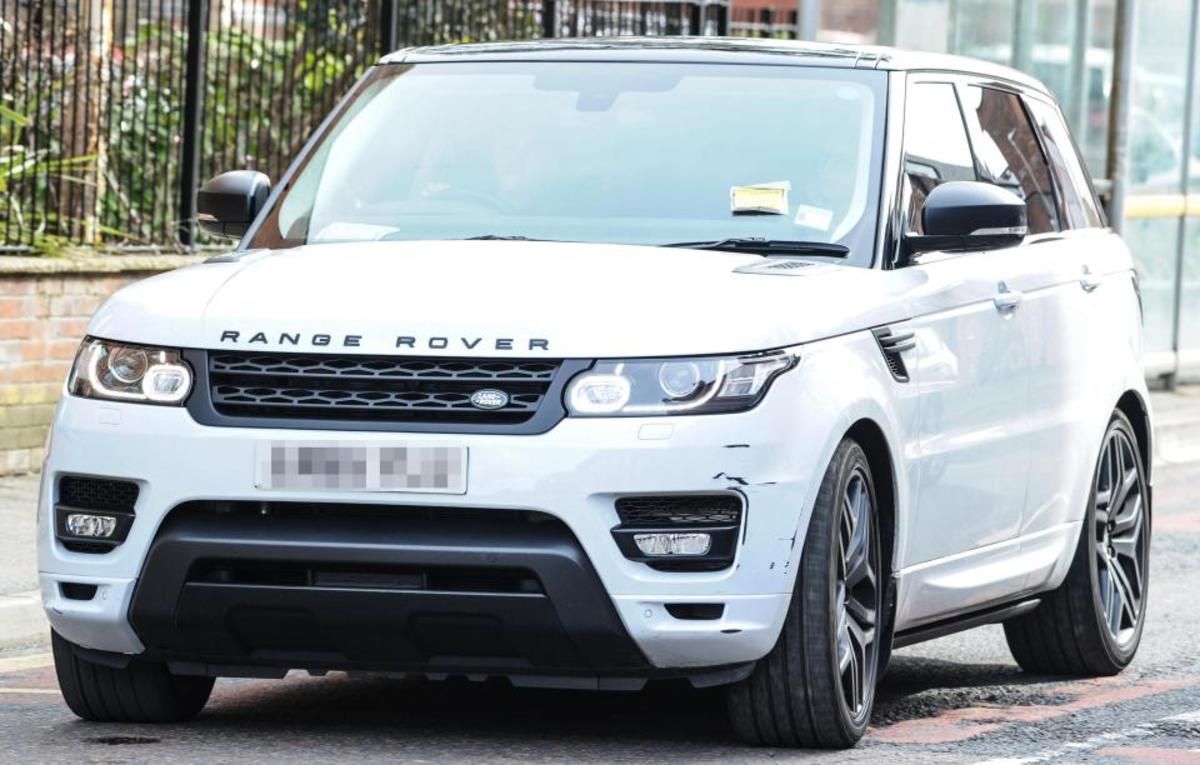 Alexis Sanchez returned to his Range Rover to find he had a parking ticket waiting for him on his windshield