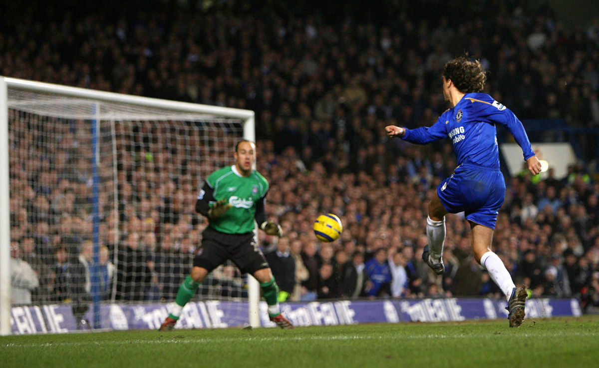 chelsea-s-hernan-crespo-r-shoots-to-sc-5b66db0671db48af85000003.jpg