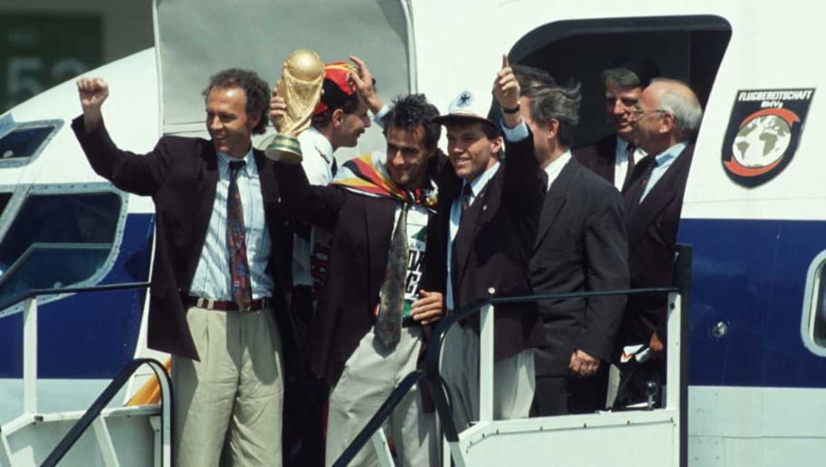 deu-world-cup-1990-arrival-of-german-football-national-team-5aec8bf2347a02b6f8000004.jpg
