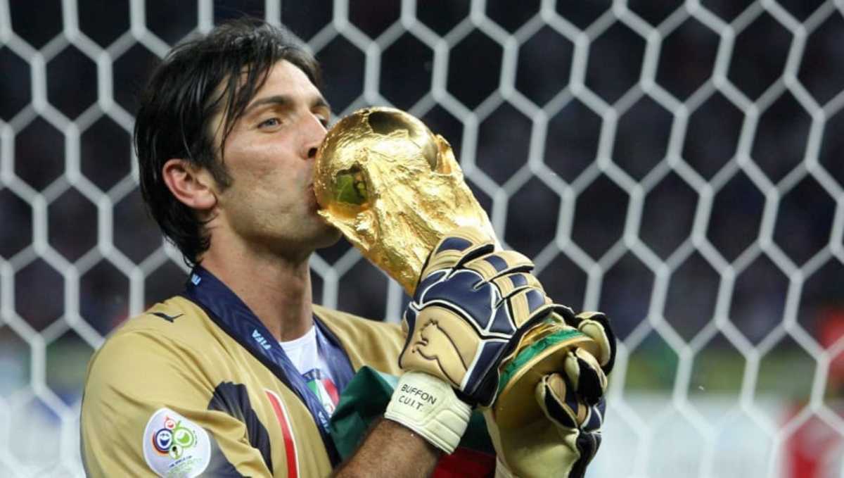 italian-goalkeeper-gianluigi-buffon-kiss-5b0d607d3467accf57000005.jpg