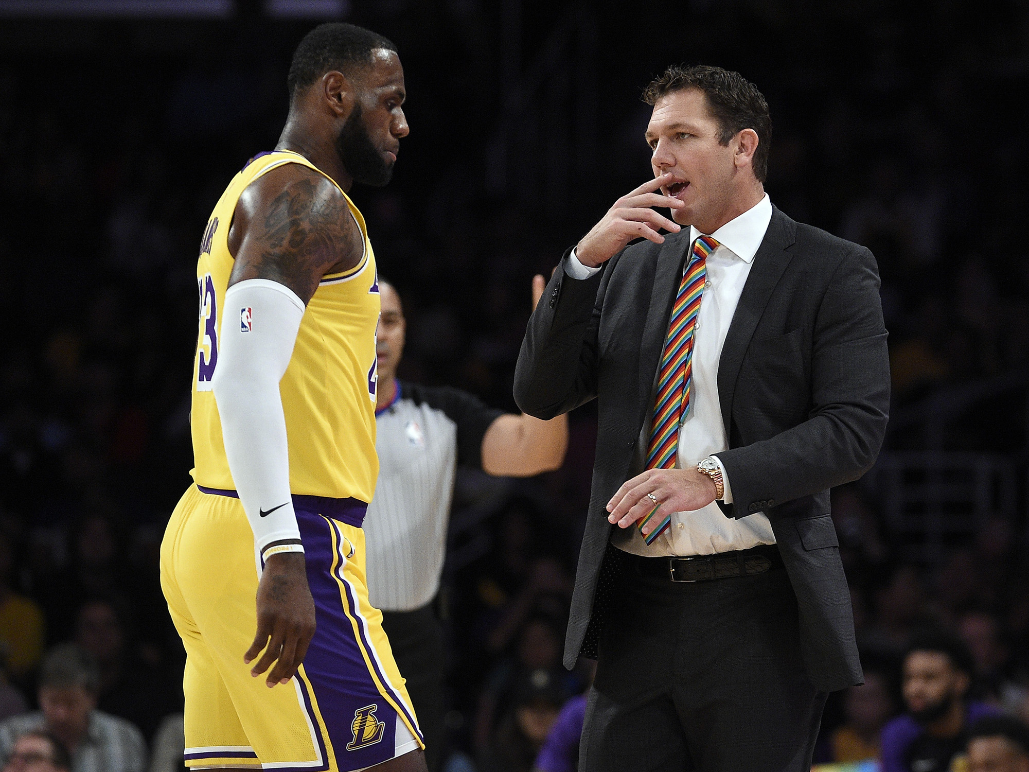 lebron-james-luke-walton-in-game.jpg