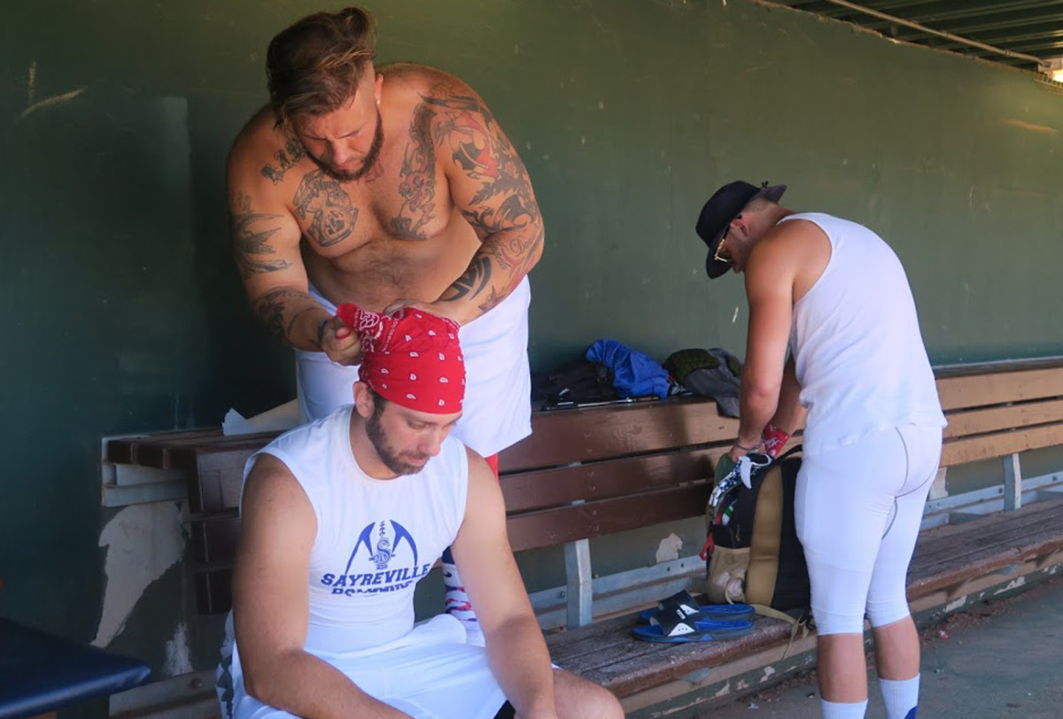 Andrew Pallotto adjusts a teammate’s bandana.