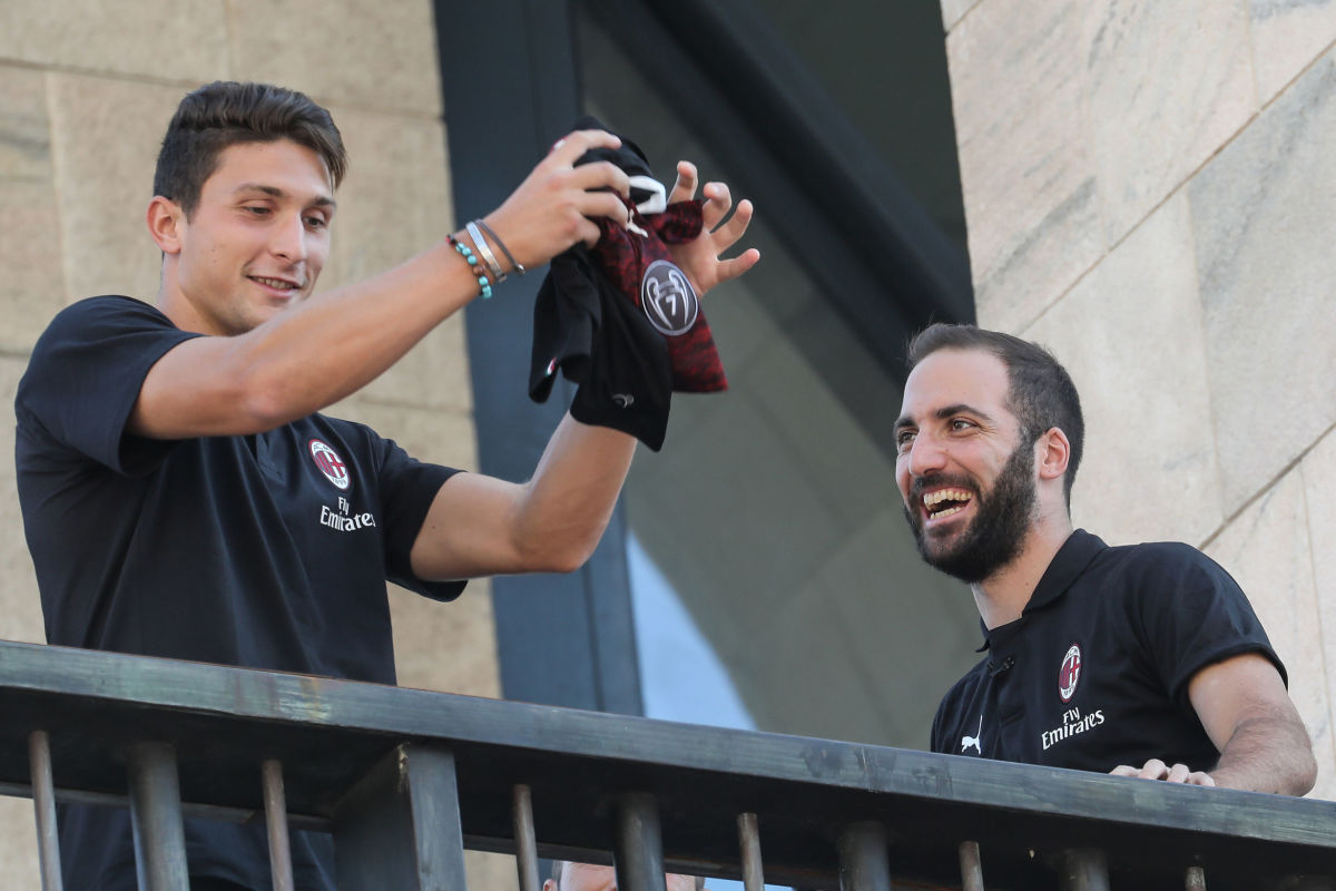 fbl-ac-milan-higuain-caldara-5be6ccdf244b740de5000001.jpg
