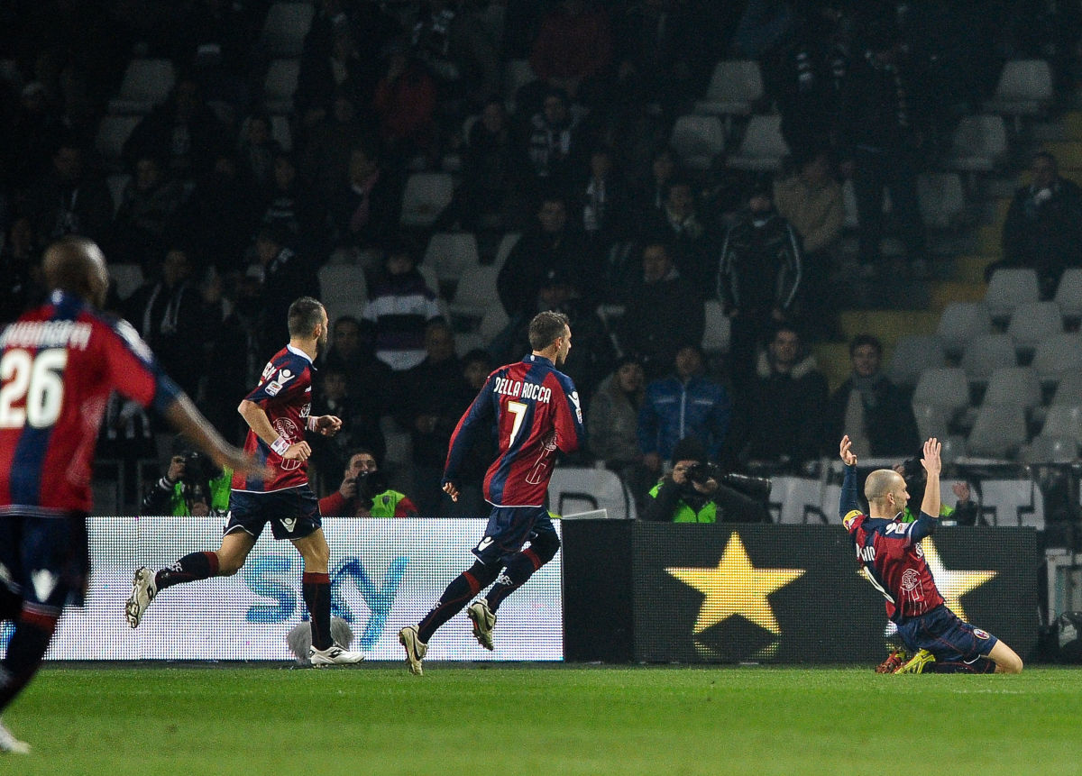 FC Bologna's forward Marco Di Vaio (R) c
