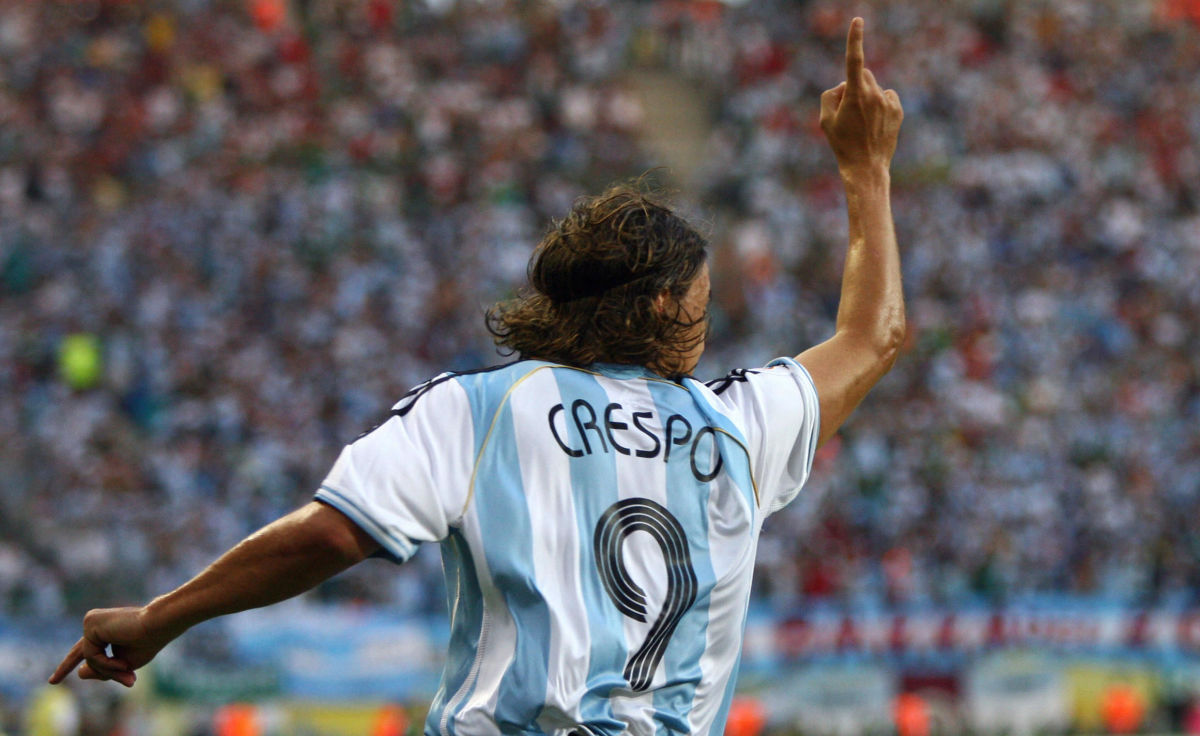 argentinian-forward-hernan-crespo-celebr-5b3cab553467ac2e0900000e.jpg
